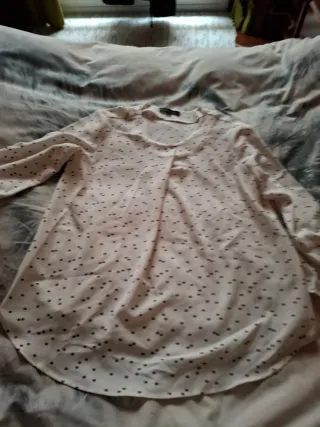 Blusa blanca con lunares negros,rojos y azules