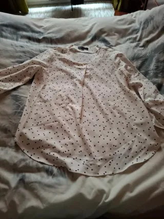 Blusa blanca con lunares negros,rojos y azules