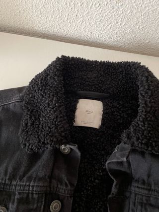 Chaqueta vaquera Mango negra con borrego