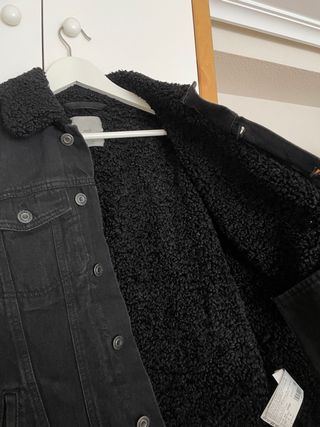 Chaqueta vaquera Mango negra con borrego