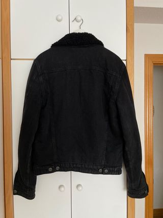 Chaqueta vaquera Mango negra con borrego