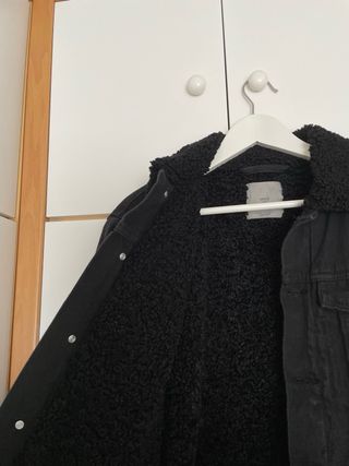 Chaqueta vaquera Mango negra con borrego