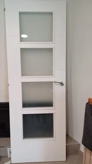 Puerta interior blanca con 4 cristales