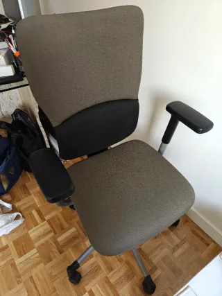 Silla de oficina Steelcase gris y negra