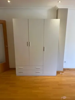 Armario blanco de madera