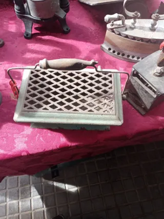 Calentador antiguo de hierro fundido