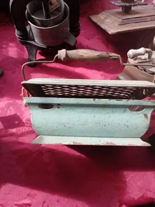 Calentador antiguo de hierro fundido