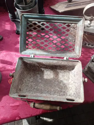 Calentador antiguo de hierro fundido