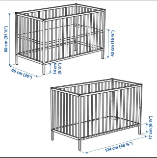 Cuna de madera con ruedas