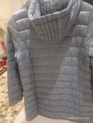 Chaqueta acolchada azul.