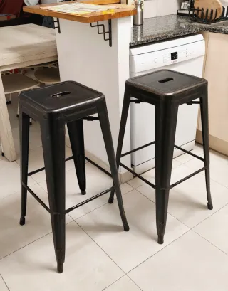Conjunto 2 taburetes metálicos negro/oro
