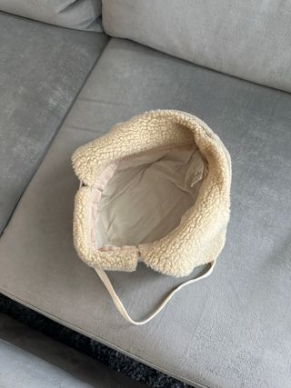 Cappellino con paraorecchie foderato in pile