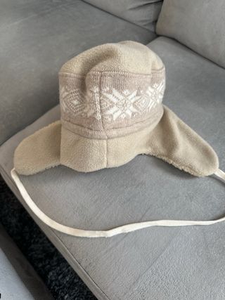 Cappellino con paraorecchie foderato in pile