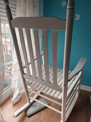 Mecedora de madera blanca