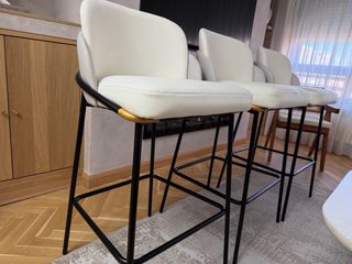 Taburetes altos blancos y negros