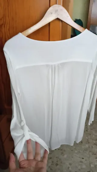 Blusa blanca cuello pico manga 3/4