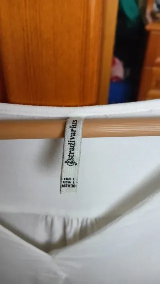 Blusa blanca cuello pico manga 3/4