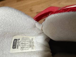 Patines en línea rojos y blancos