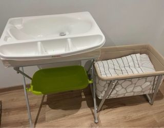 Cuna de bebé con cambiador , bañera y mantitas