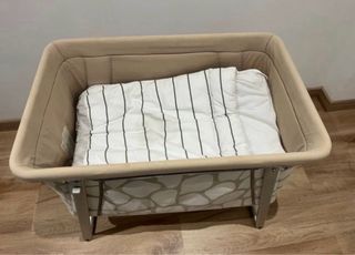 Cuna de bebé con cambiador , bañera y mantitas