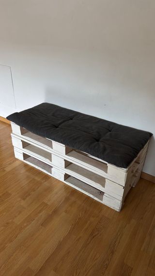 Sofá Palets Blanco con Cojín Negro