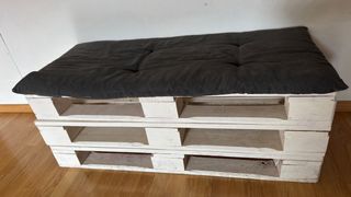 Sofá Palets Blanco con Cojín Negro