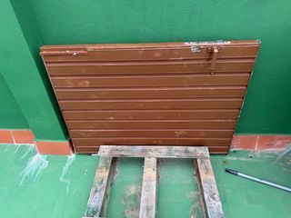 Puerta marrón de metal