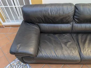 Sofá de piel negro