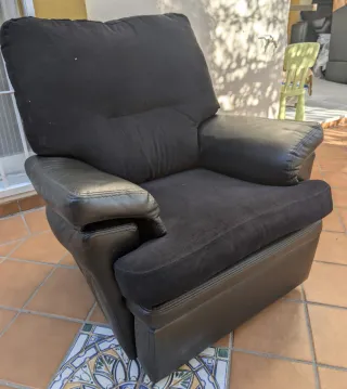 Sofá de piel negro