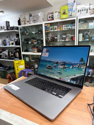 MacBook Pro 16” 2019 i7 16GB RAM 500GB SSD