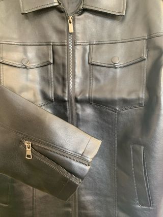 Cazadora efecto piel negra Talla M
