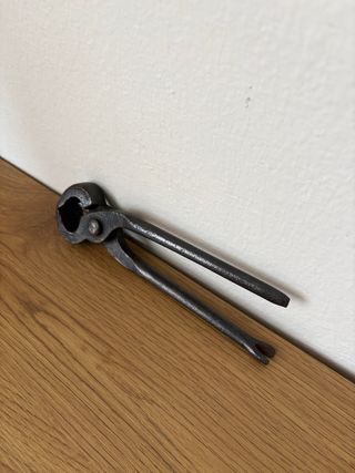 Antica tenaglia in ferro battuto da collezione