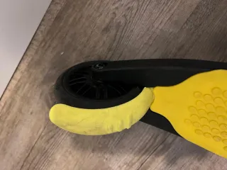 Patín 3 ruedas amarillo