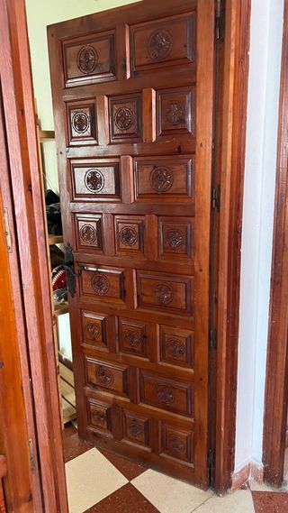 Puerta de madera maciza tallada