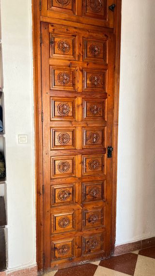 Puerta de madera maciza tallada