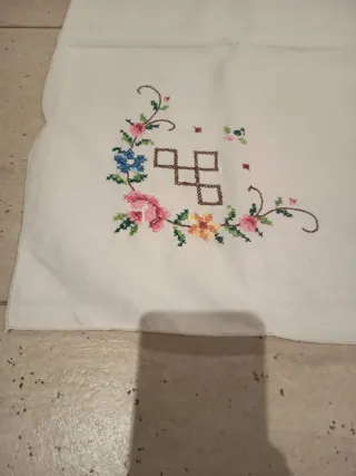 Mantel cuadrado bordado flores