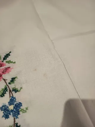 Mantel cuadrado bordado flores