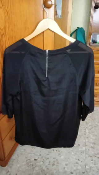 Blusa negra manga 3/4 con detalle cremallera