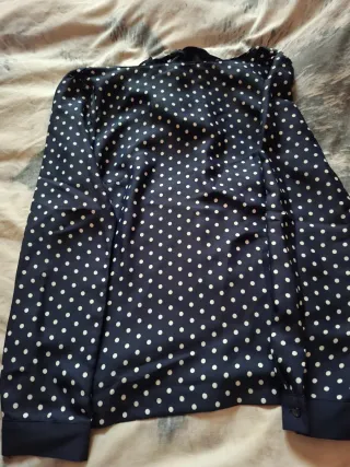 Blusa azul con estampado blanco