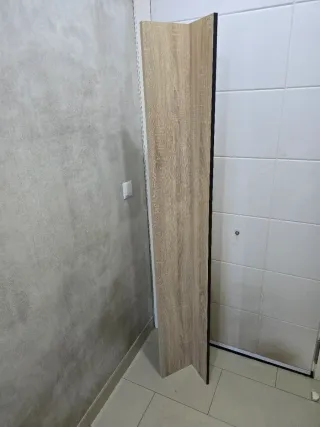 Mesa de centro de madera con estante