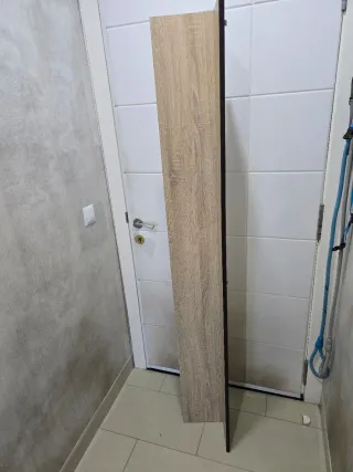 Mesa de centro de madera con estante