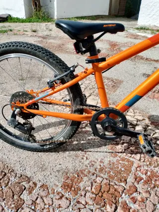 Bicicleta infantil naranja marca DEMA