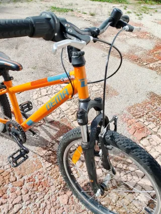 Bicicleta infantil naranja marca DEMA