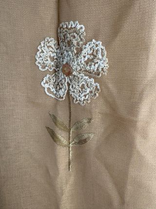 Cortina beige bordada flores 1.40x2.20