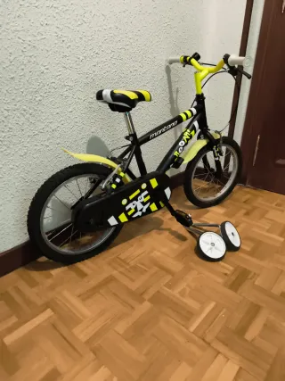 Bicicleta infantil amarilla y negra