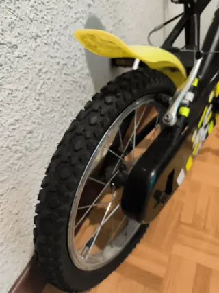 Bicicleta infantil amarilla y negra