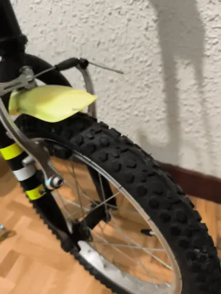 Bicicleta infantil amarilla y negra