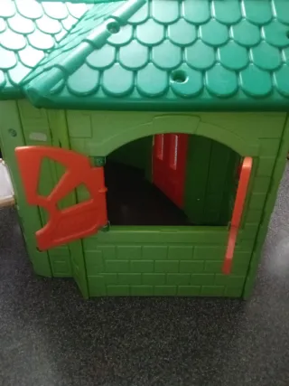 Casita infantil verde y naranja