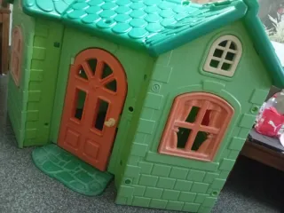 Casita infantil verde y naranja