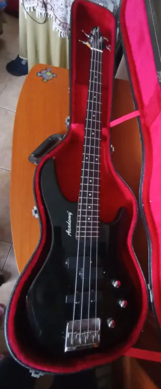 Bajo Eléctrico ACADEMY con funda